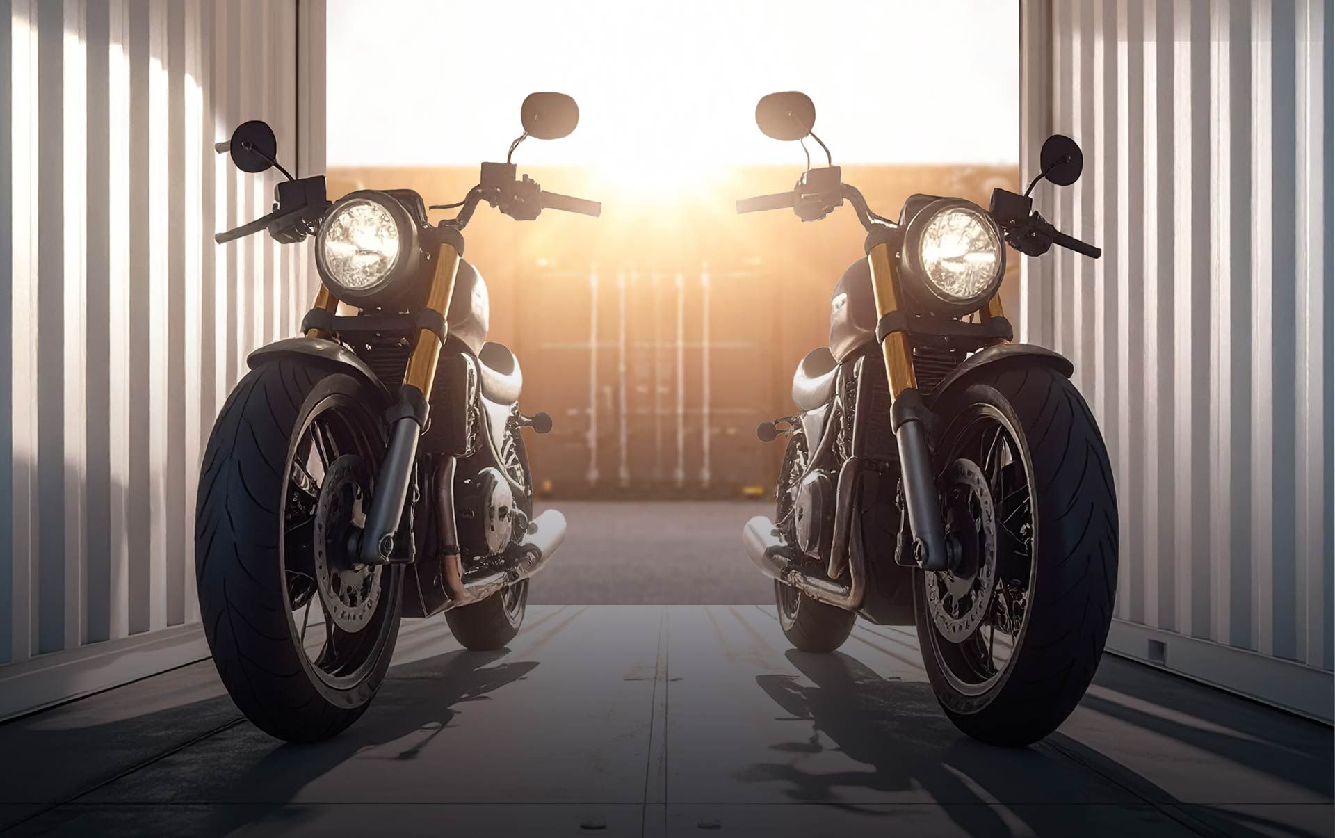 Zwei Motorräder in Lagercontainer